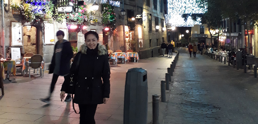 Picture of an Auxiliar de conversación on a restaurant at night in Madrid